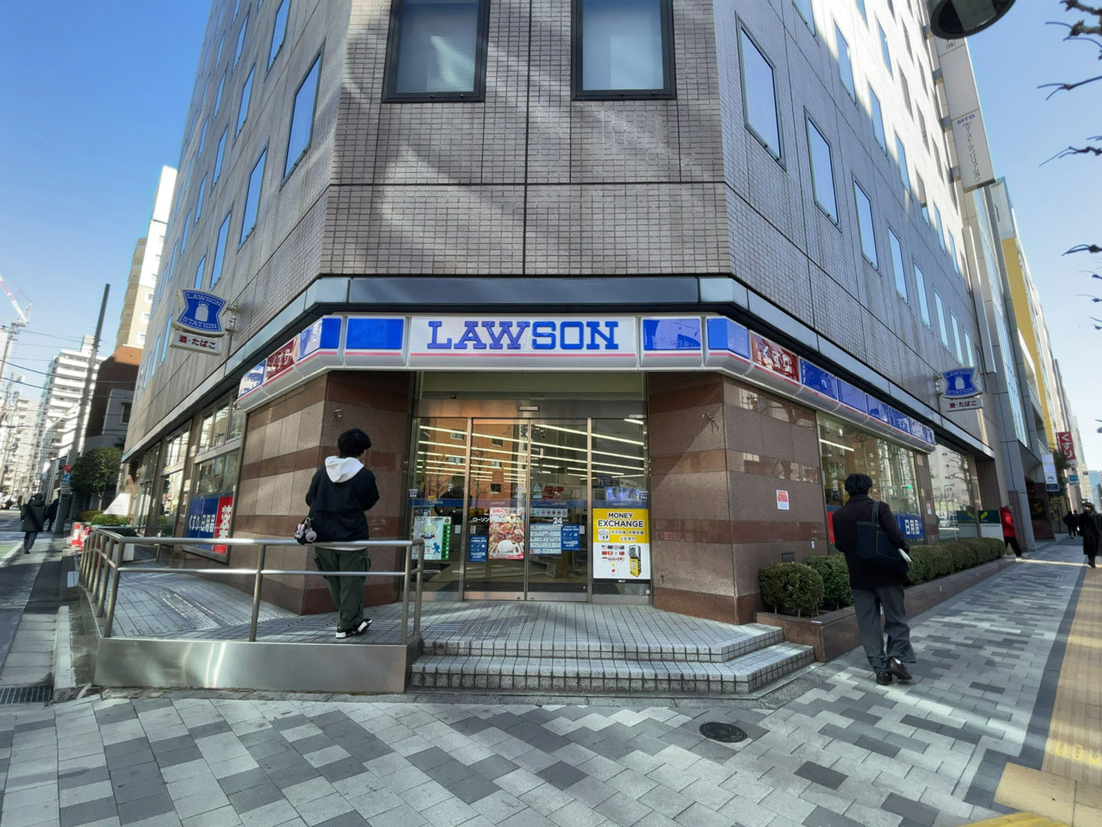 徒歩1分のローソン 新宿御苑中央店