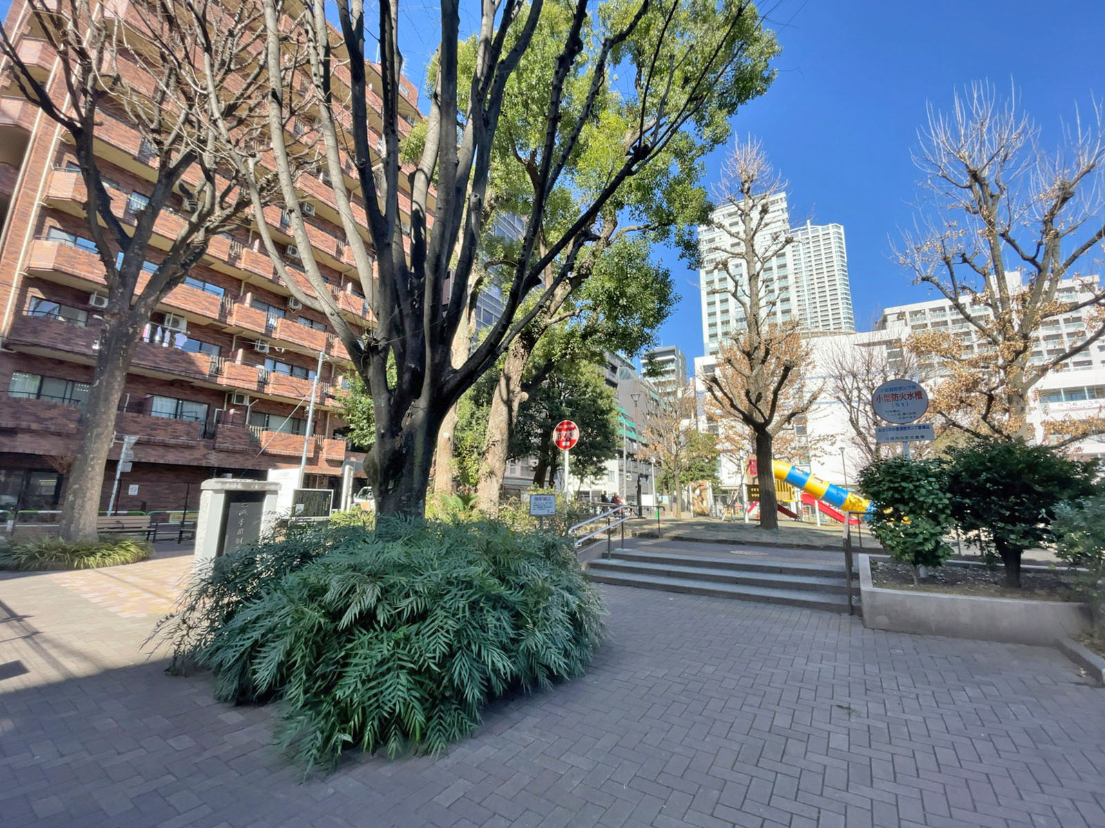 徒歩1分の新宿区立花園公園