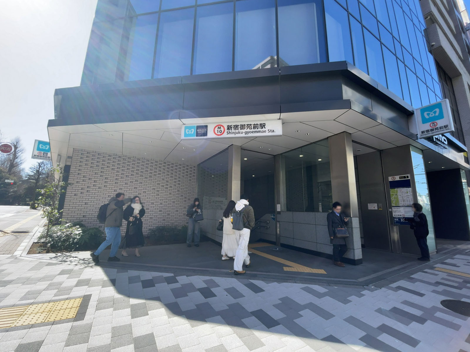 最寄りの「新宿御苑前駅」