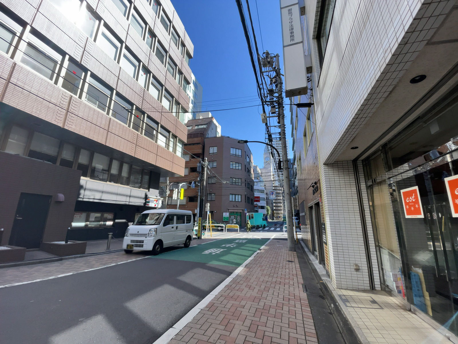 御苑前サンライズビル前面の通り