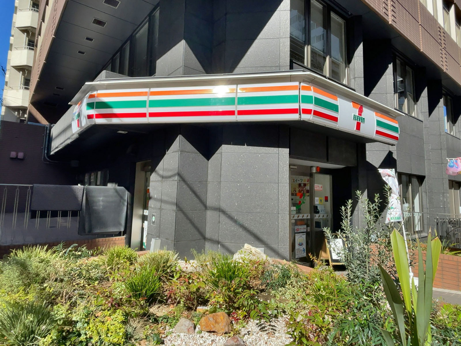 徒歩1分のセブン-イレブン 新宿御苑前本通り店