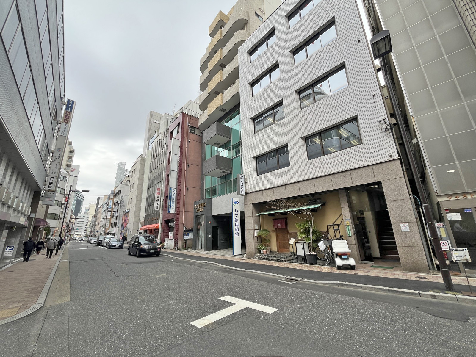 ジャストプレイスビル前面通り