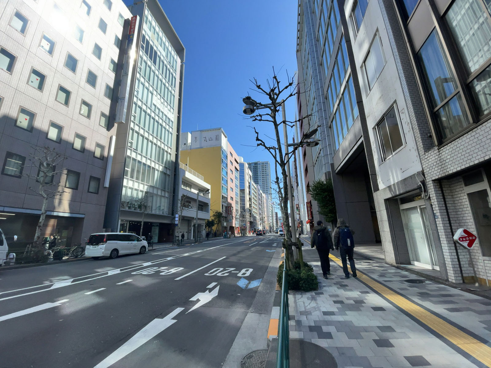 新宿小川ビル前面の通り