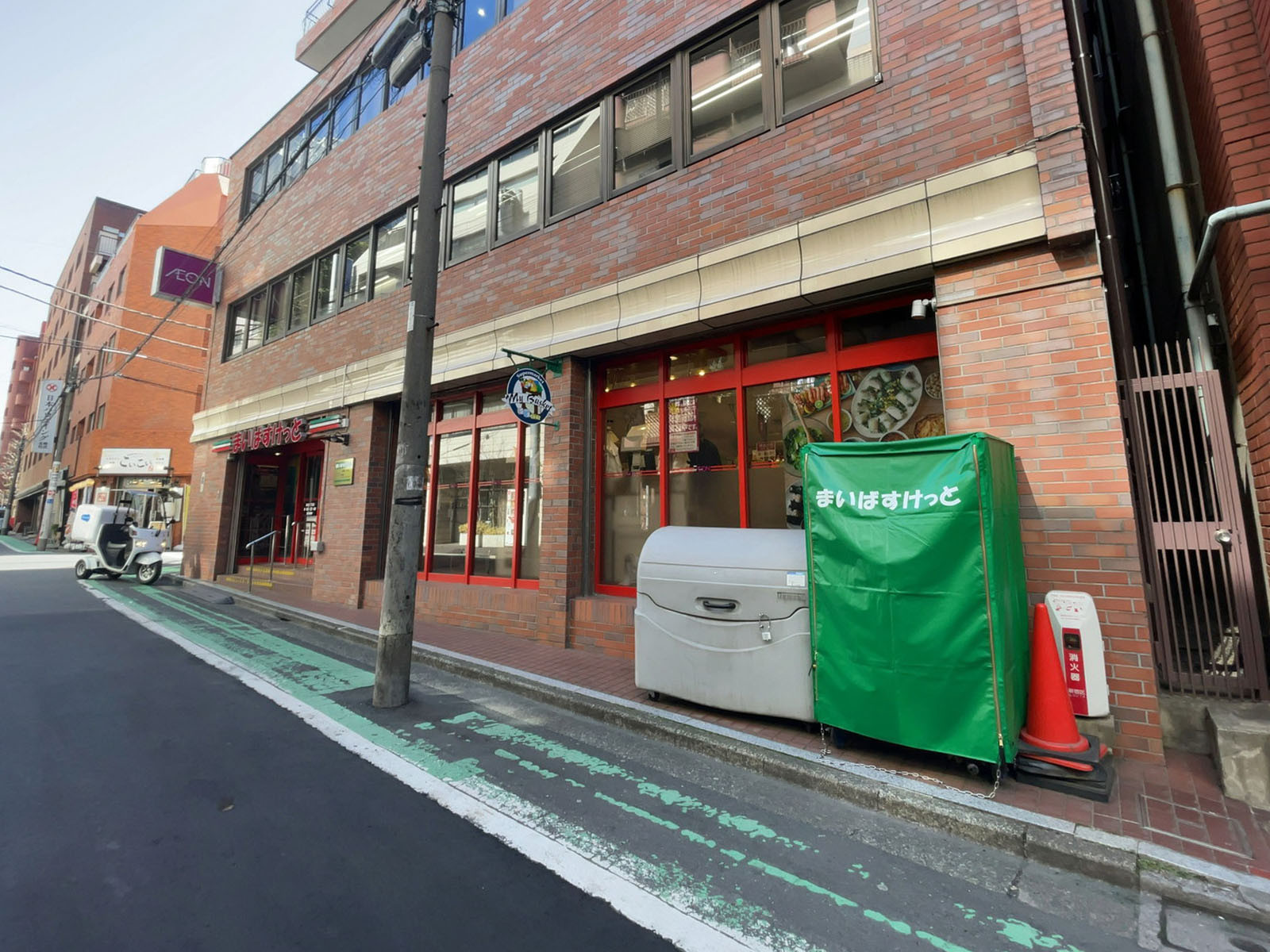 徒歩1分のまいばすけっと 新宿1丁目店
