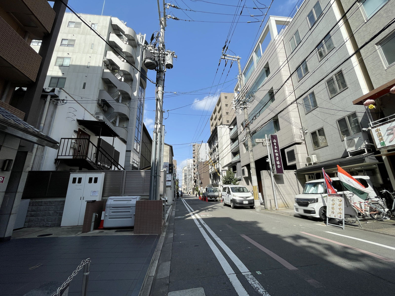 オオハシビル前面の通り