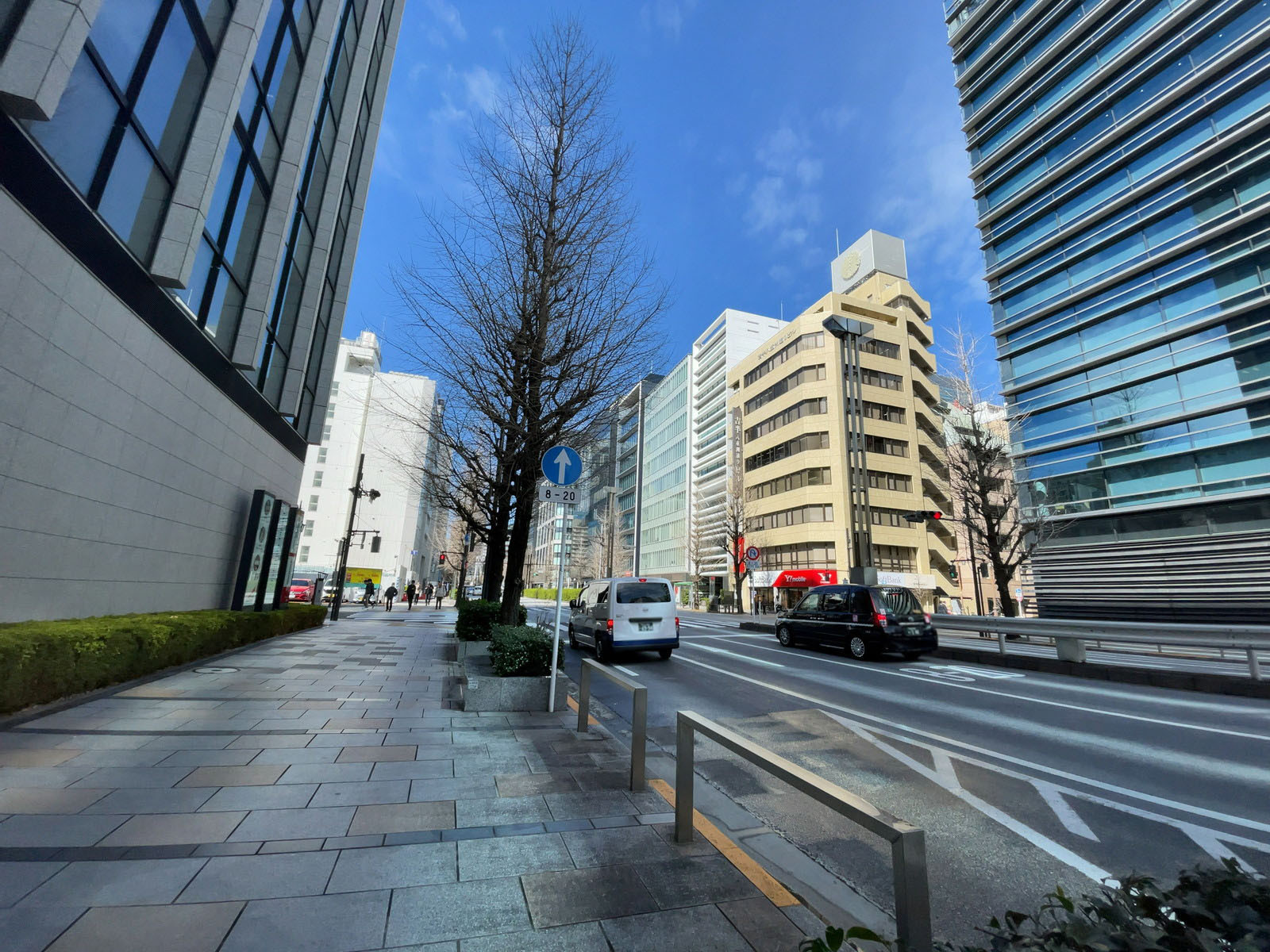 エンパイヤビル前面の通り