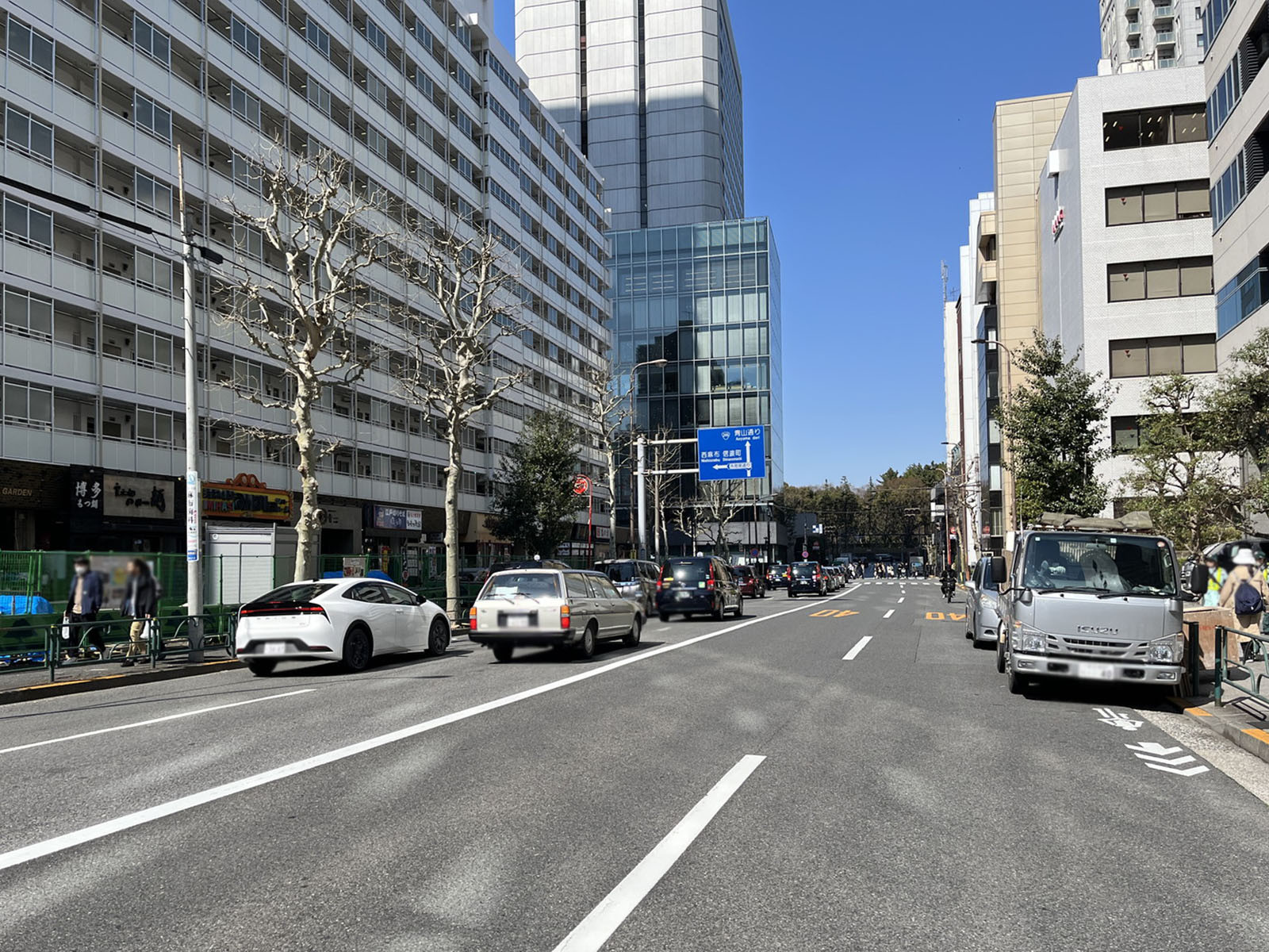 南青山Dビル前面の外苑東通り