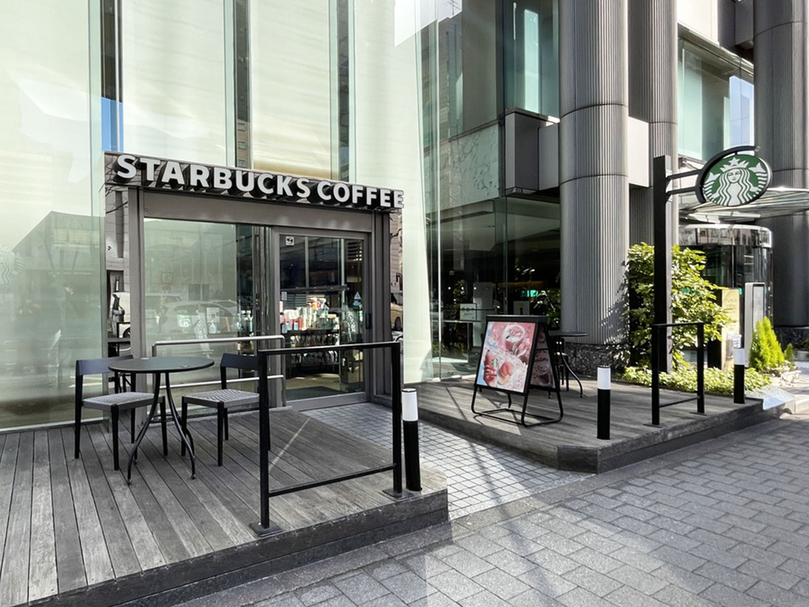 同じ通りにあるスターバックス コーヒー 京都烏丸六角店