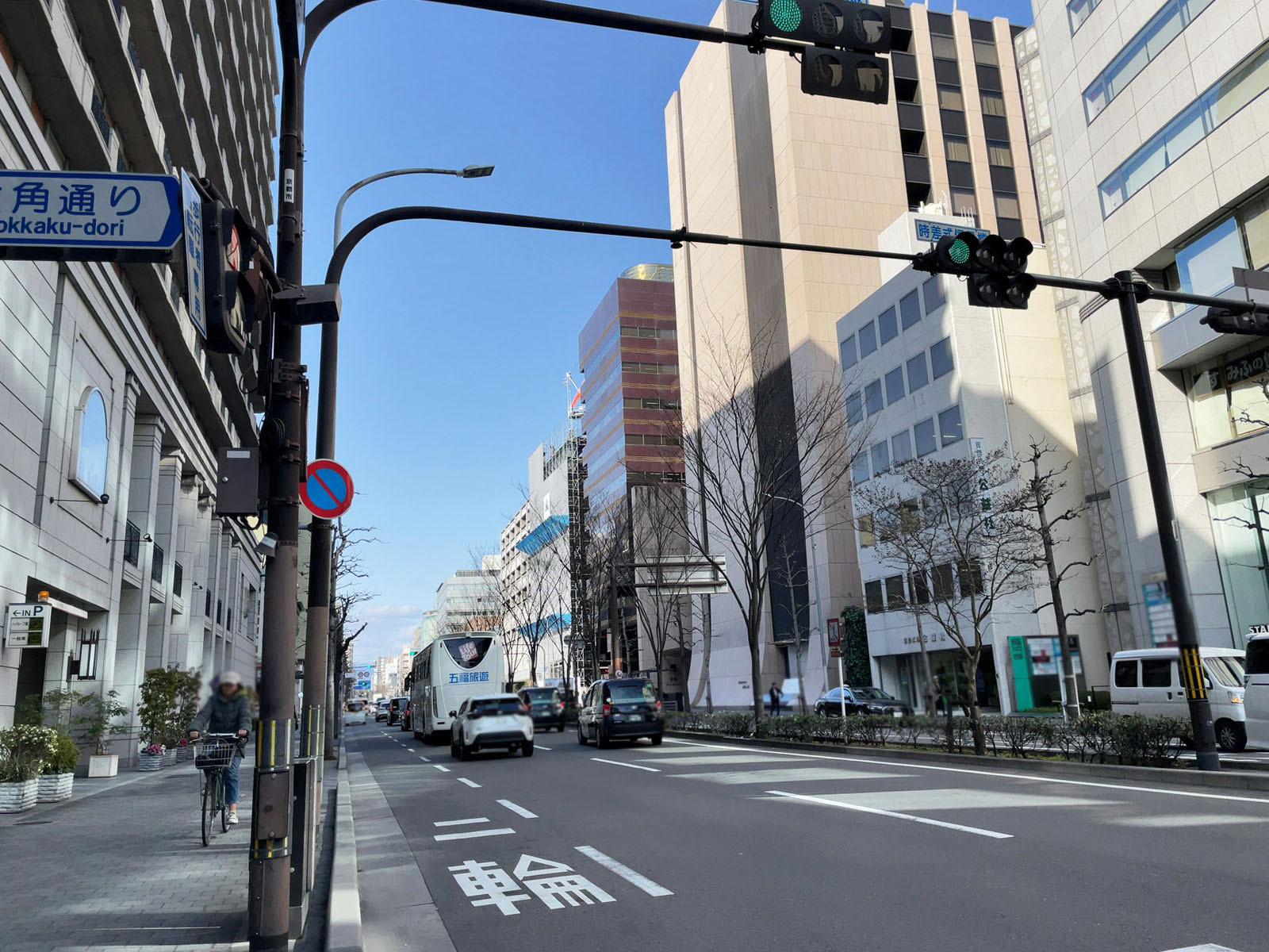 六角長谷ビル前面の通り