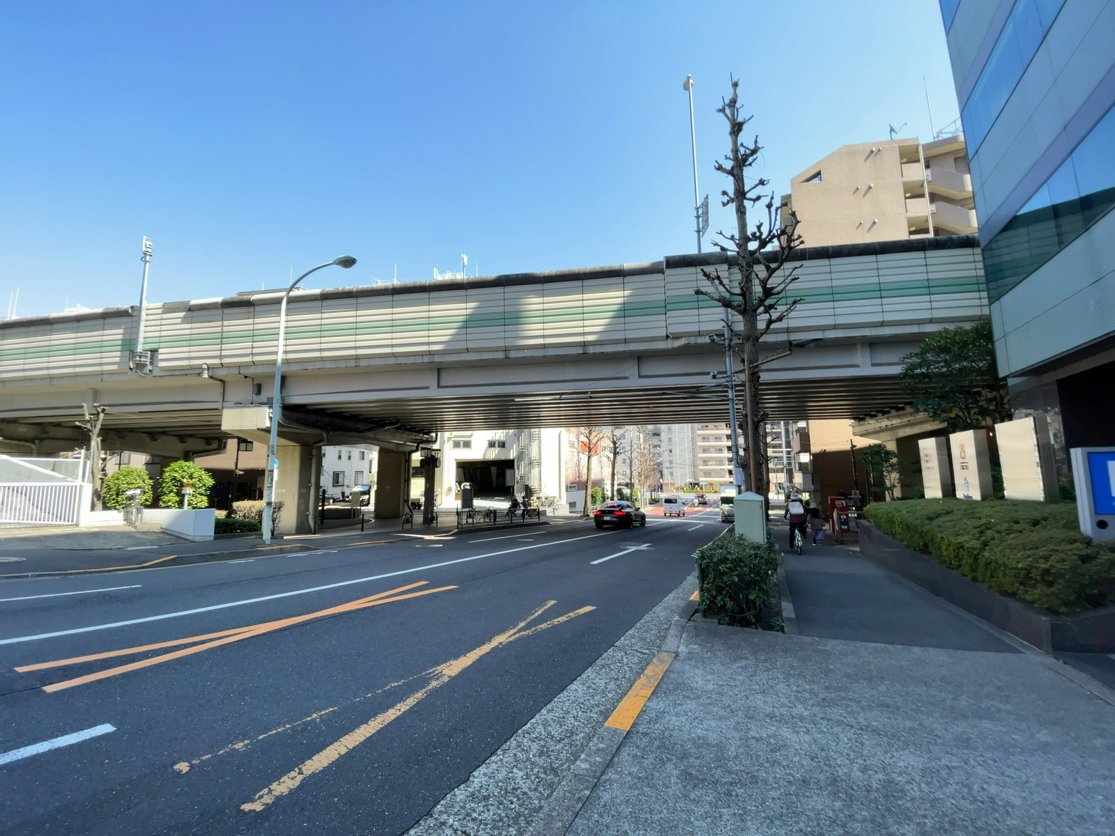 目白坂STビル前面の目白通り
