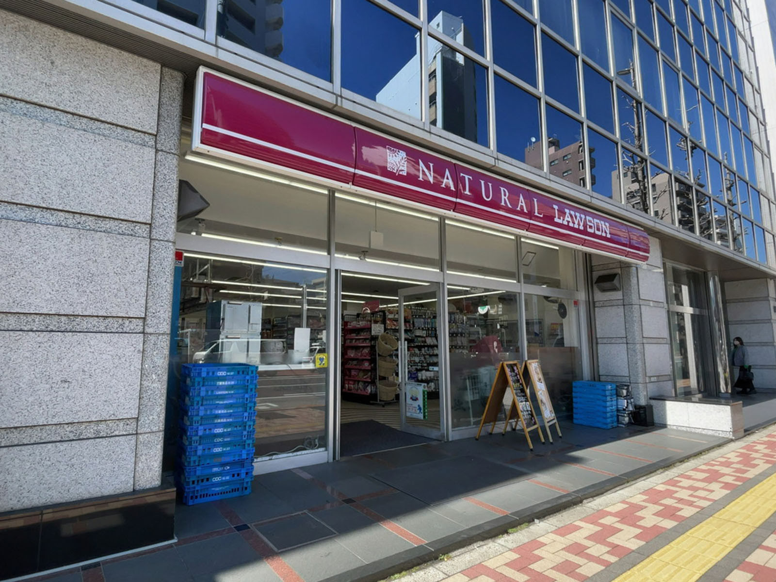 徒歩3分のナチュラルローソン 音羽一丁目店