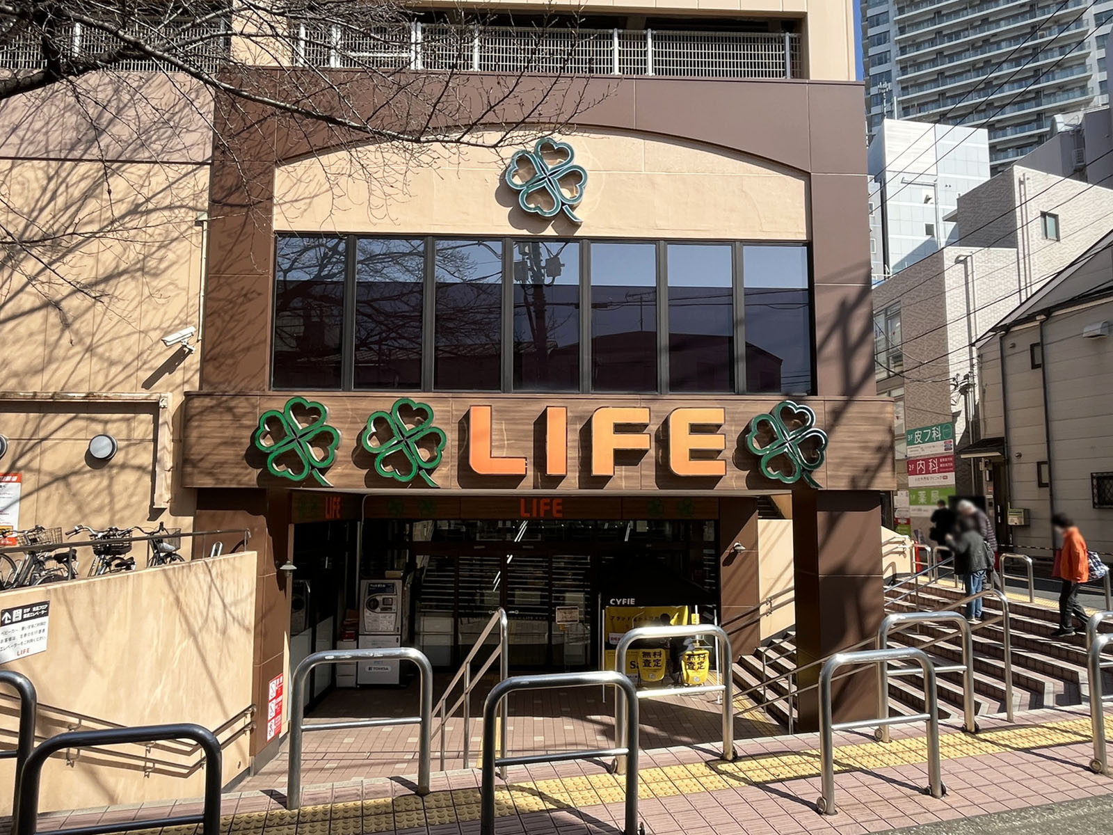 ビル裏手のライフ東中野店