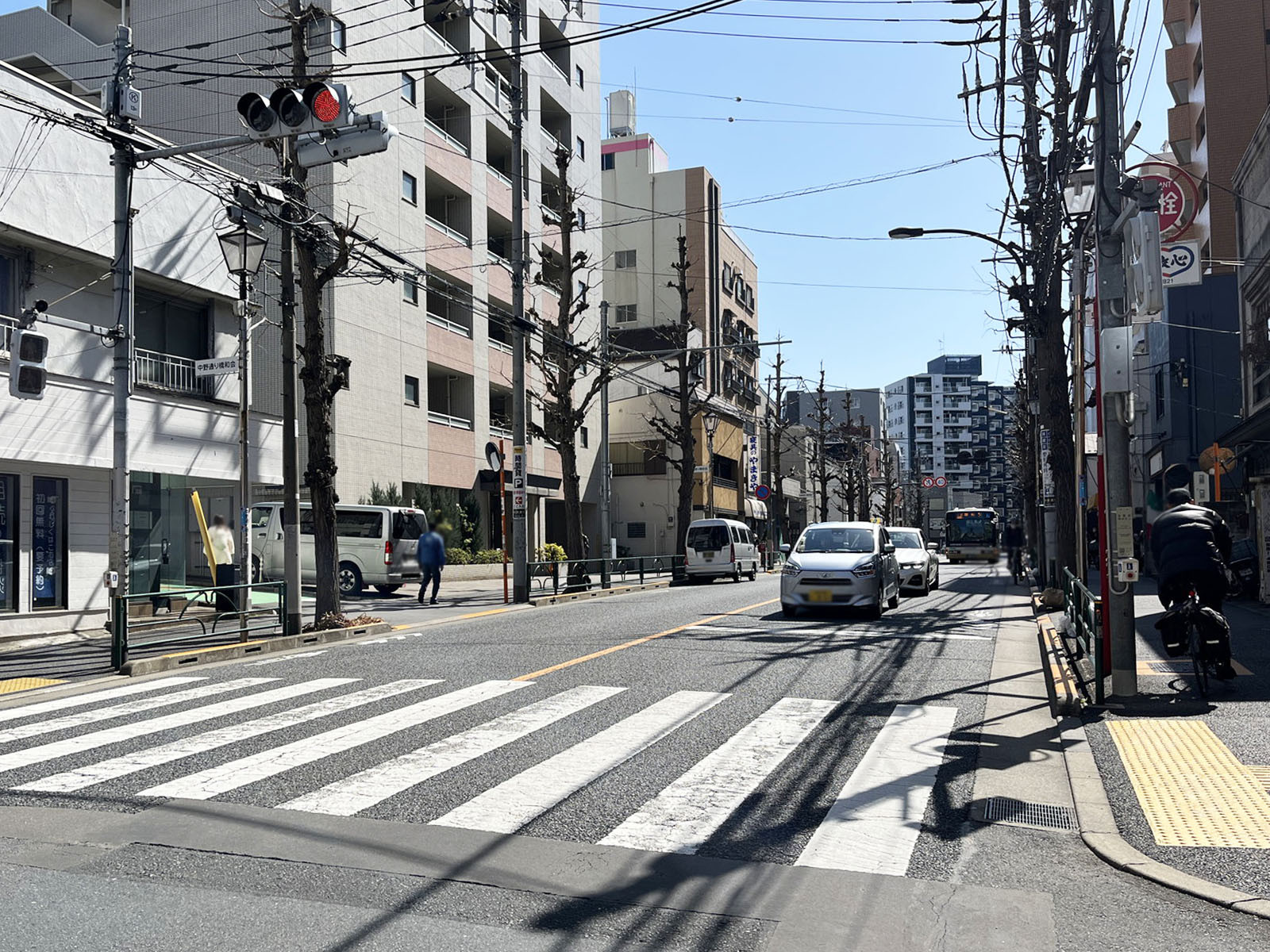 青柳ビル前面の中野通り