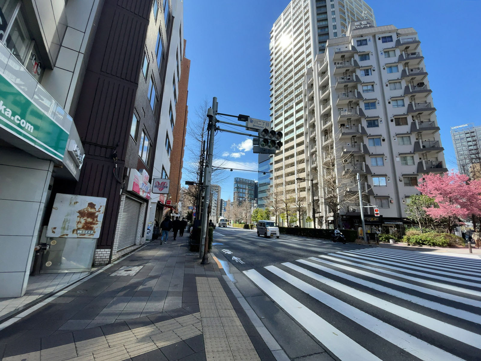 ビル前の鍛冶橋通り