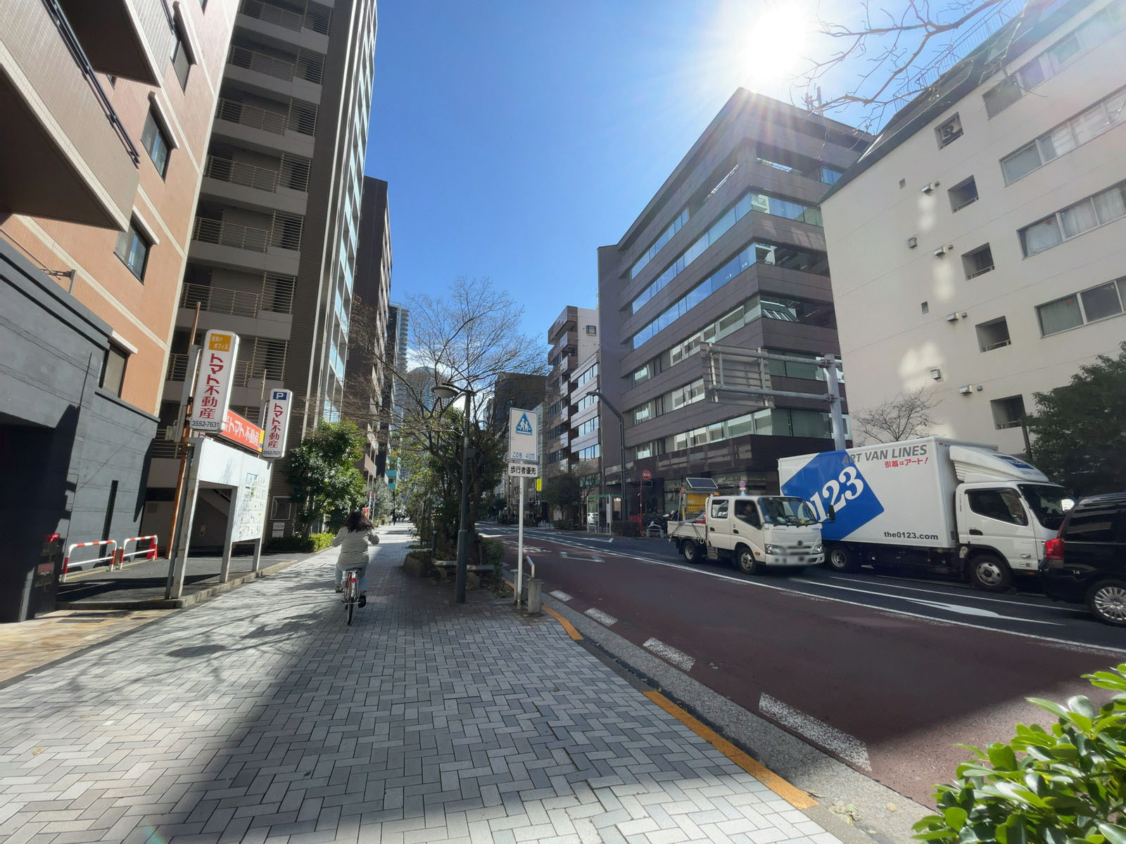 Eビル前面の通り