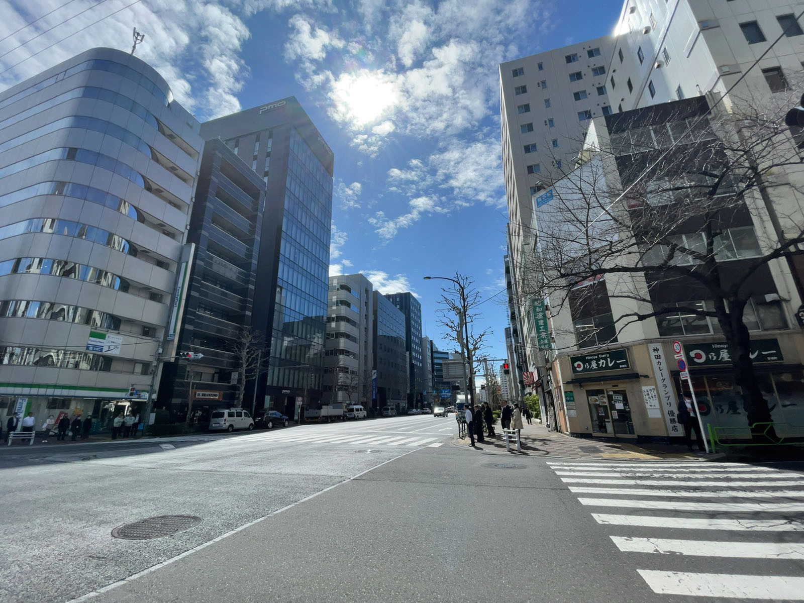 住友生命茅場町ビル前面の新大橋通り