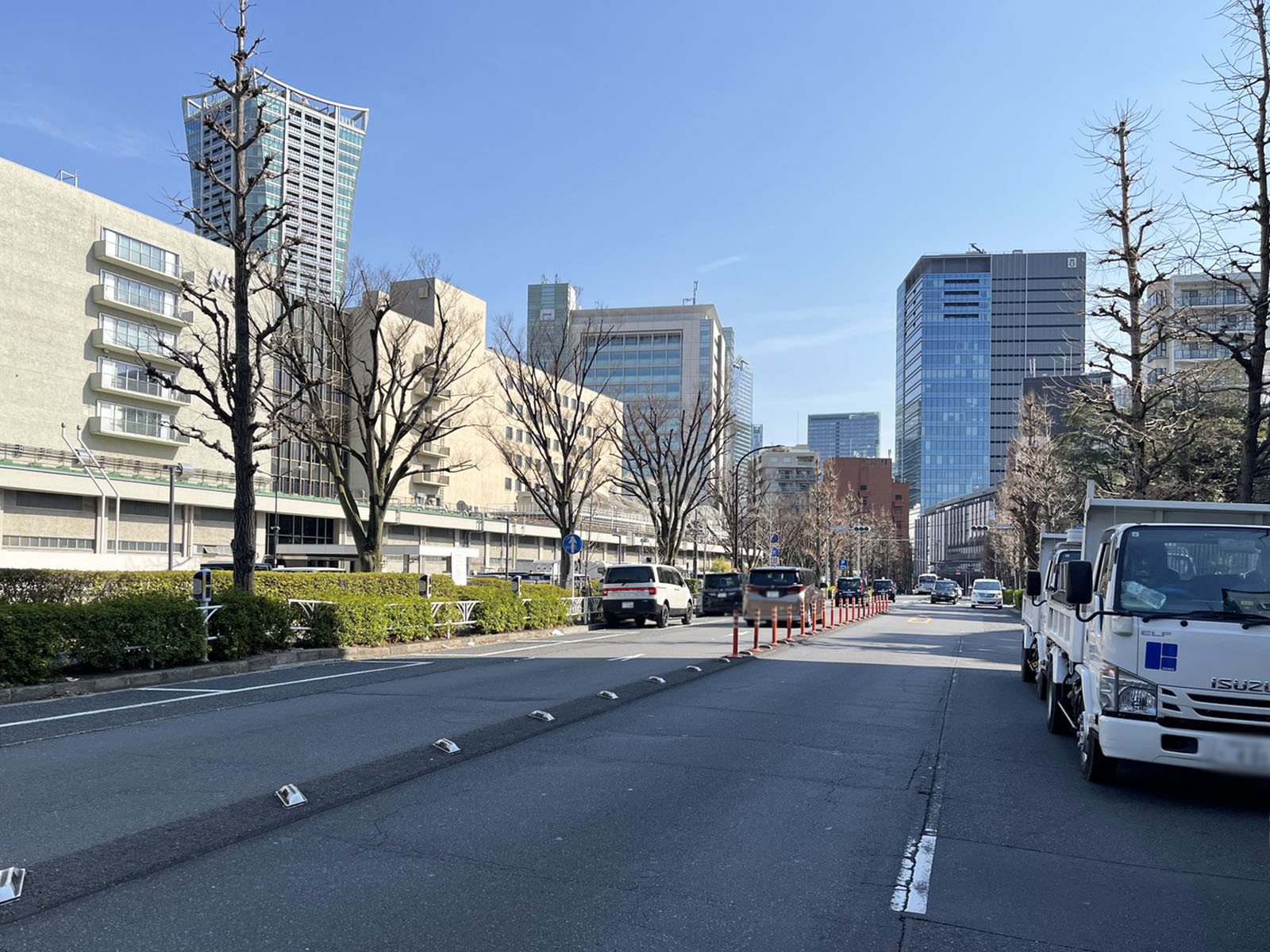 NRビル前面の井の頭通り