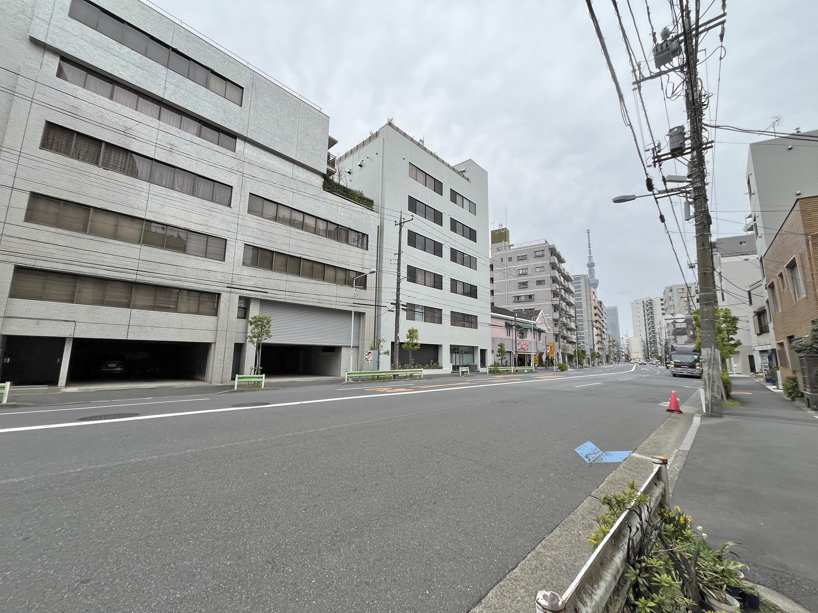 カーサ・アカマ前面の土手通り
