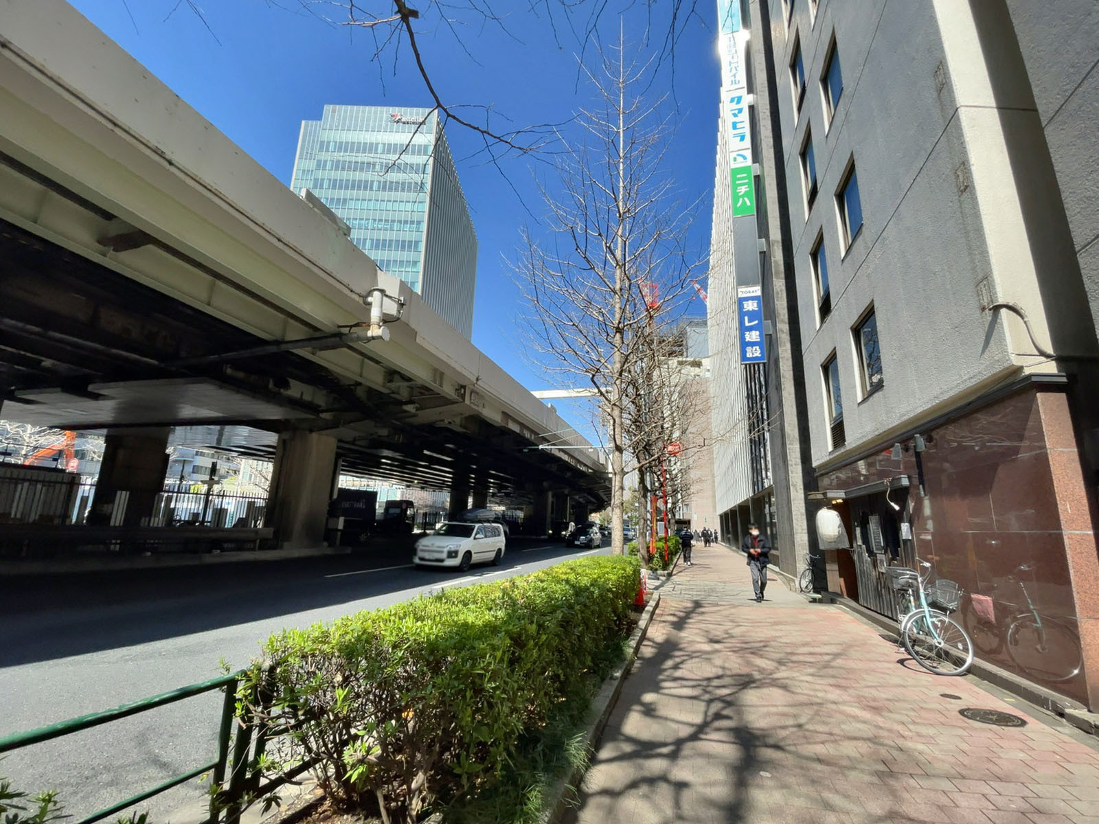 丸柏タマビル前面の通り