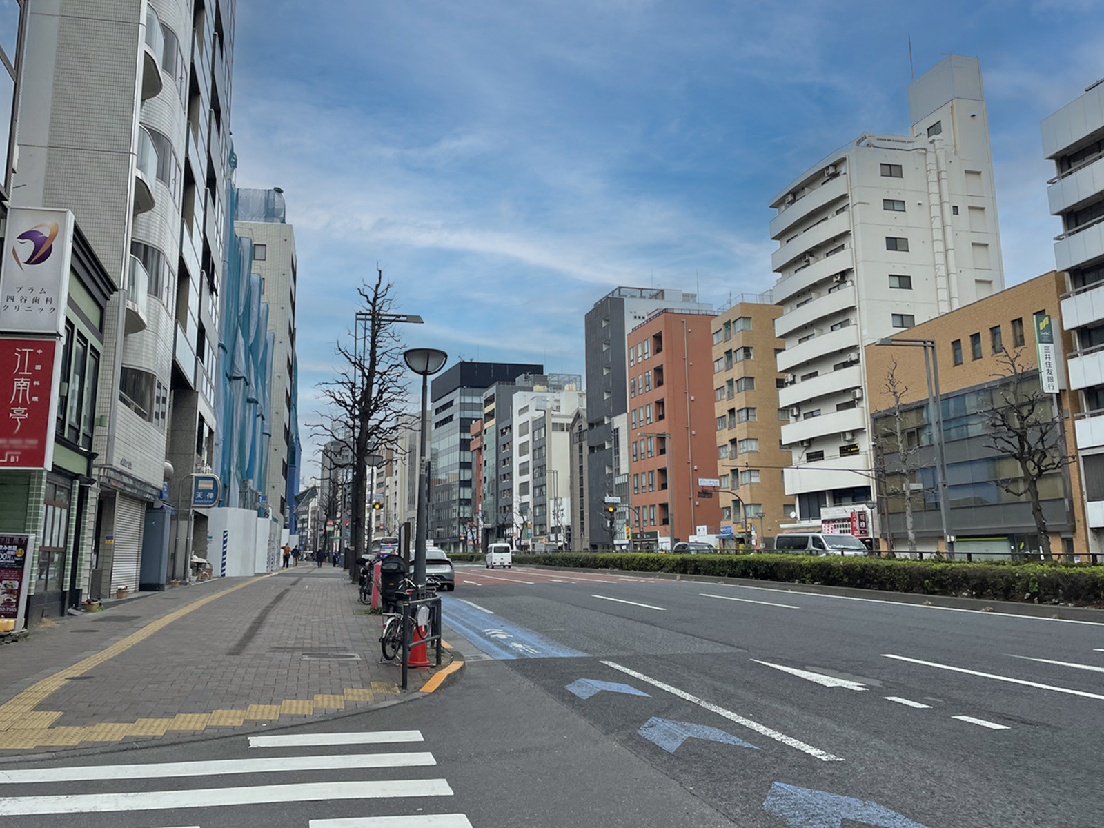 オオノヤビル前面の新宿通り
