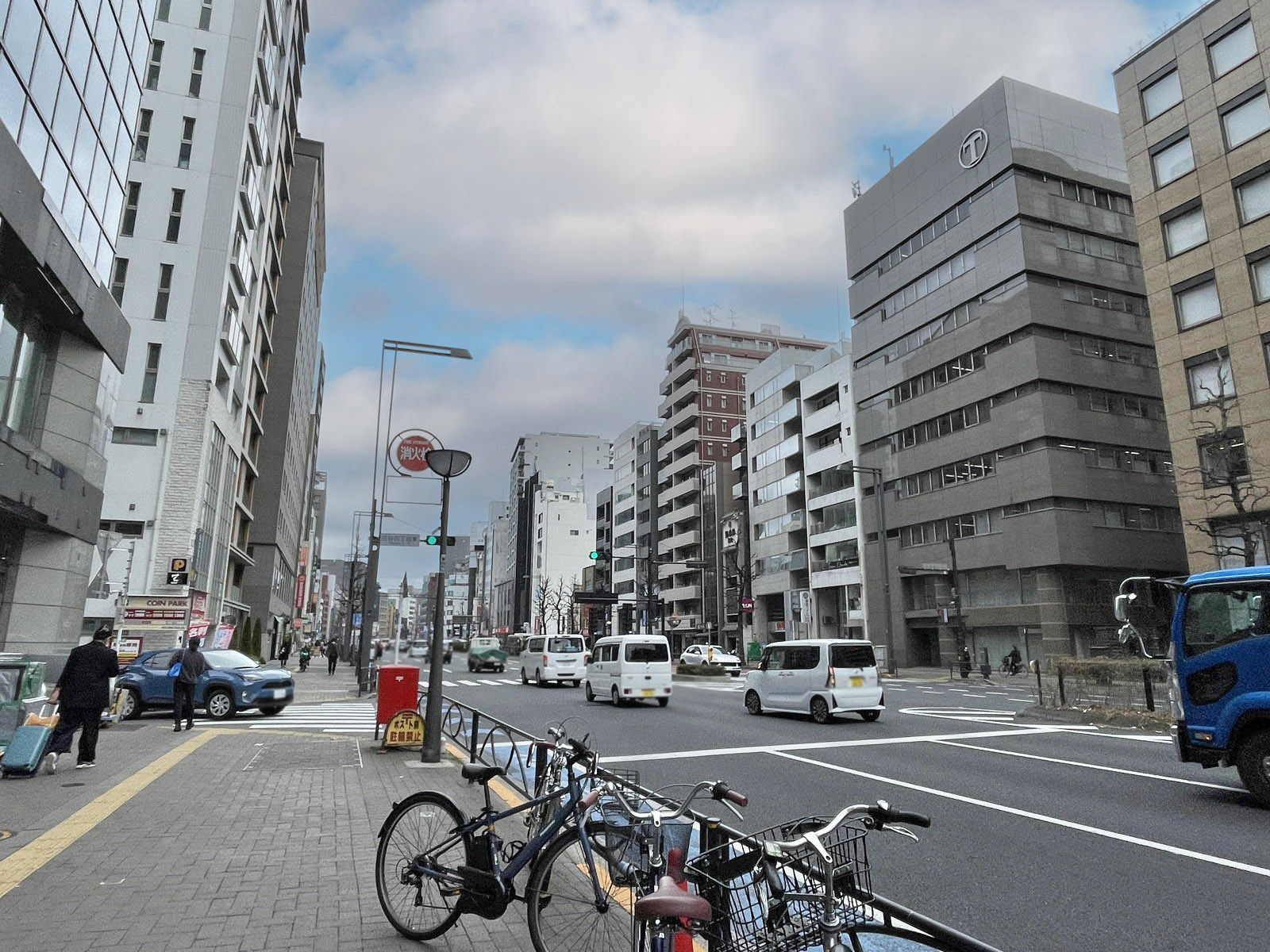 四谷四丁目ビル前面の新宿通り