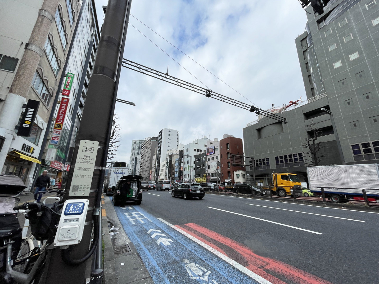 付近の新宿通り
