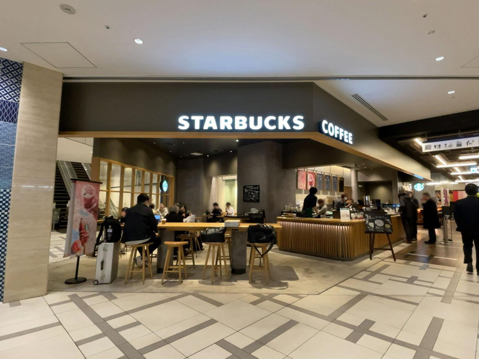 徒歩2分のスターバックス コーヒー コレド室町テラス店