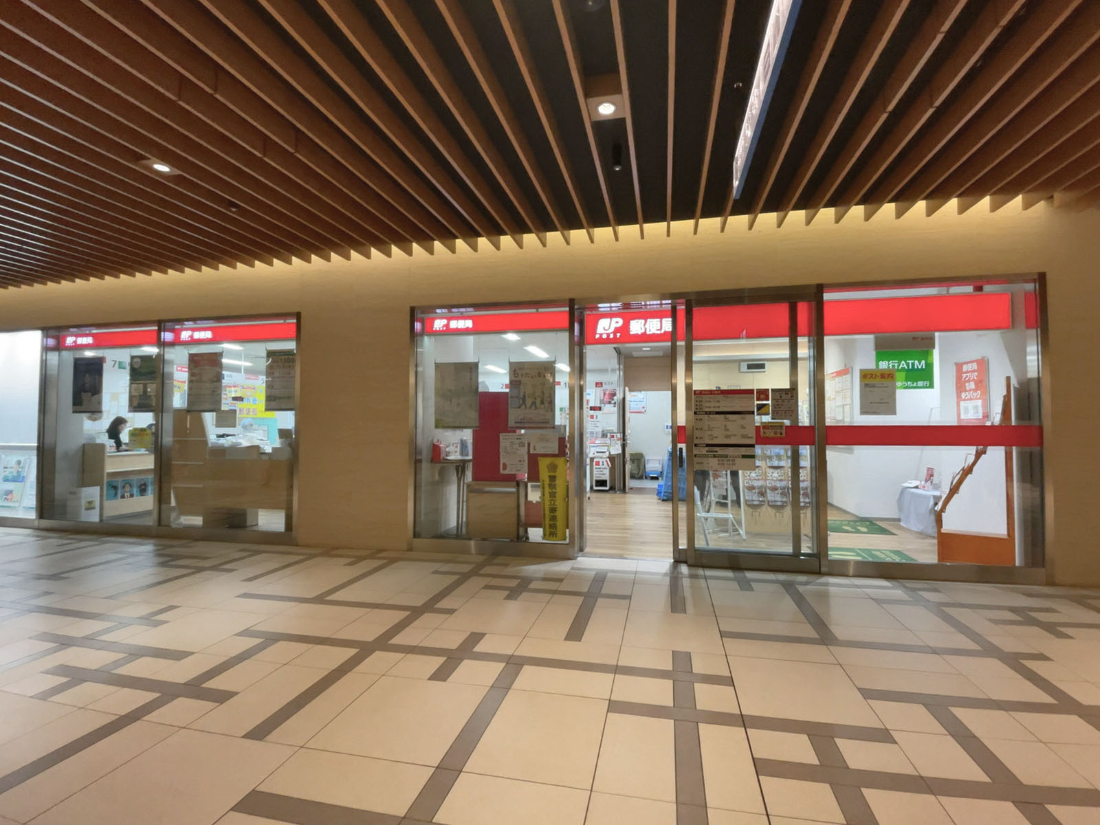 徒歩2分の日本橋室町三井タワー内郵便局