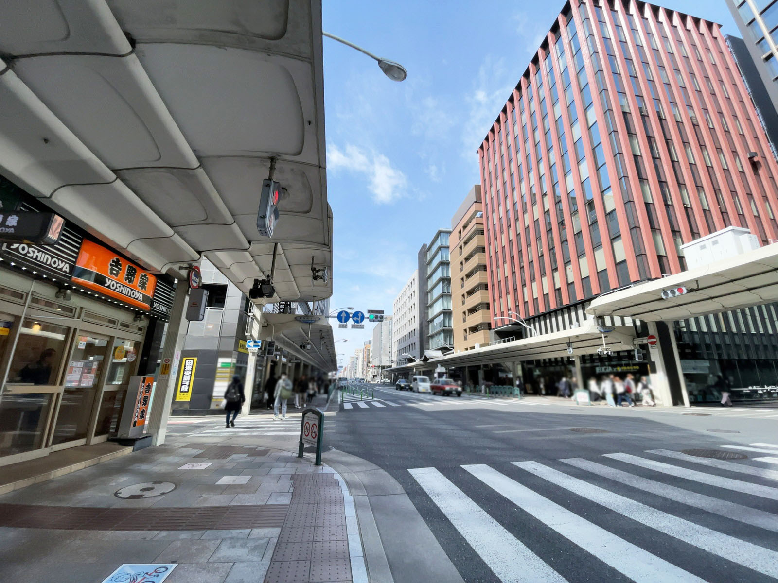 四条烏丸セントラルビル前面の通り