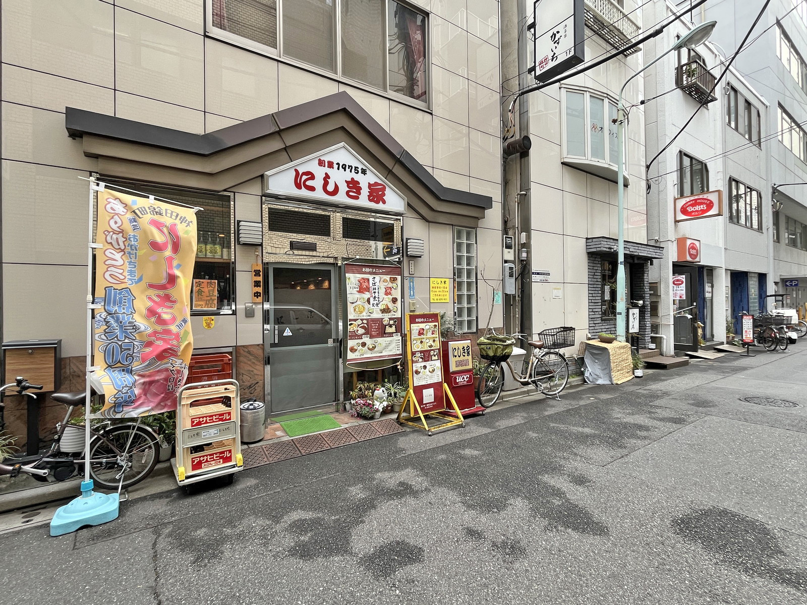 付近には飲食店が充実