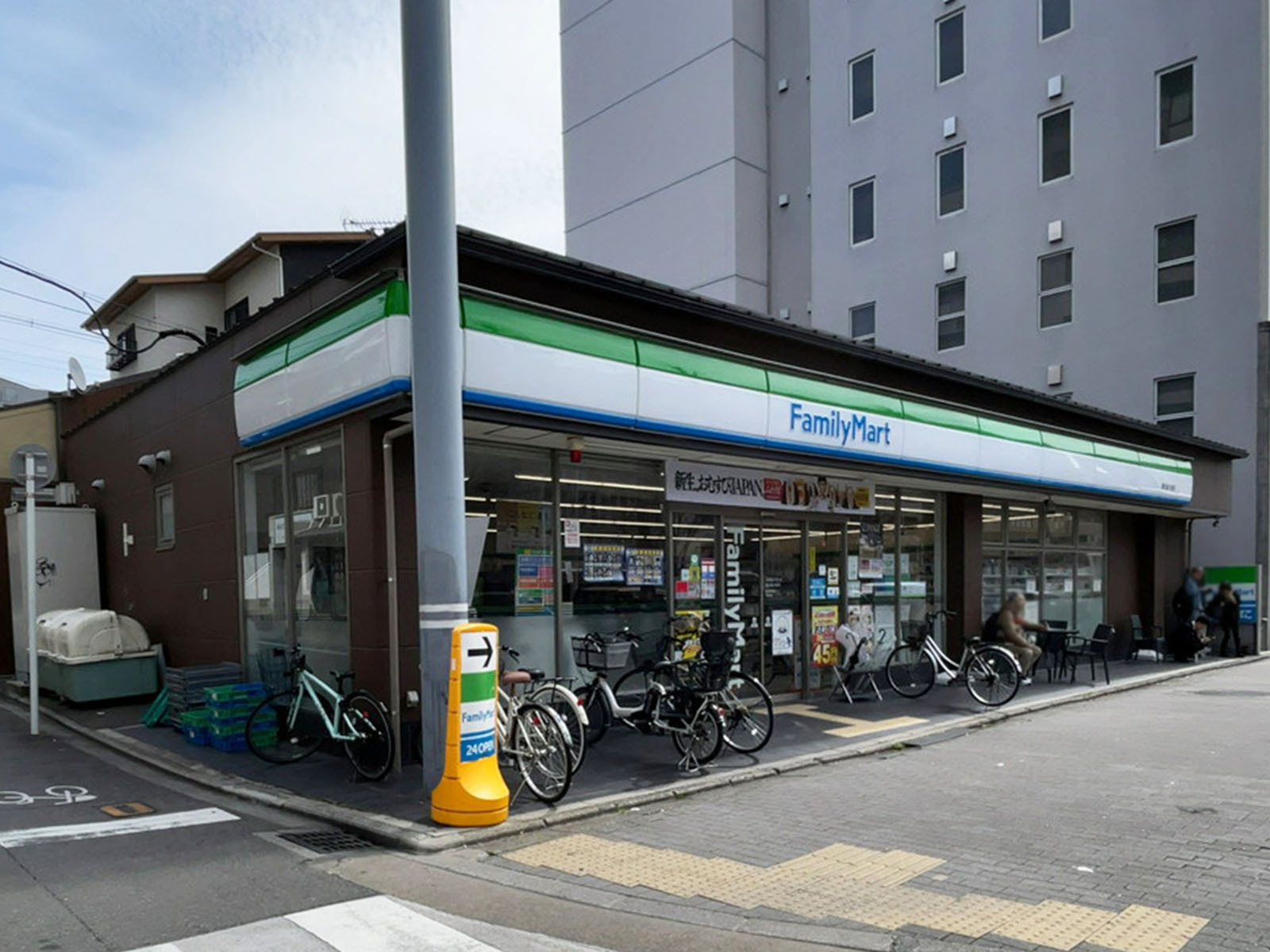 隣のファミリーマート 堀川綾小路店