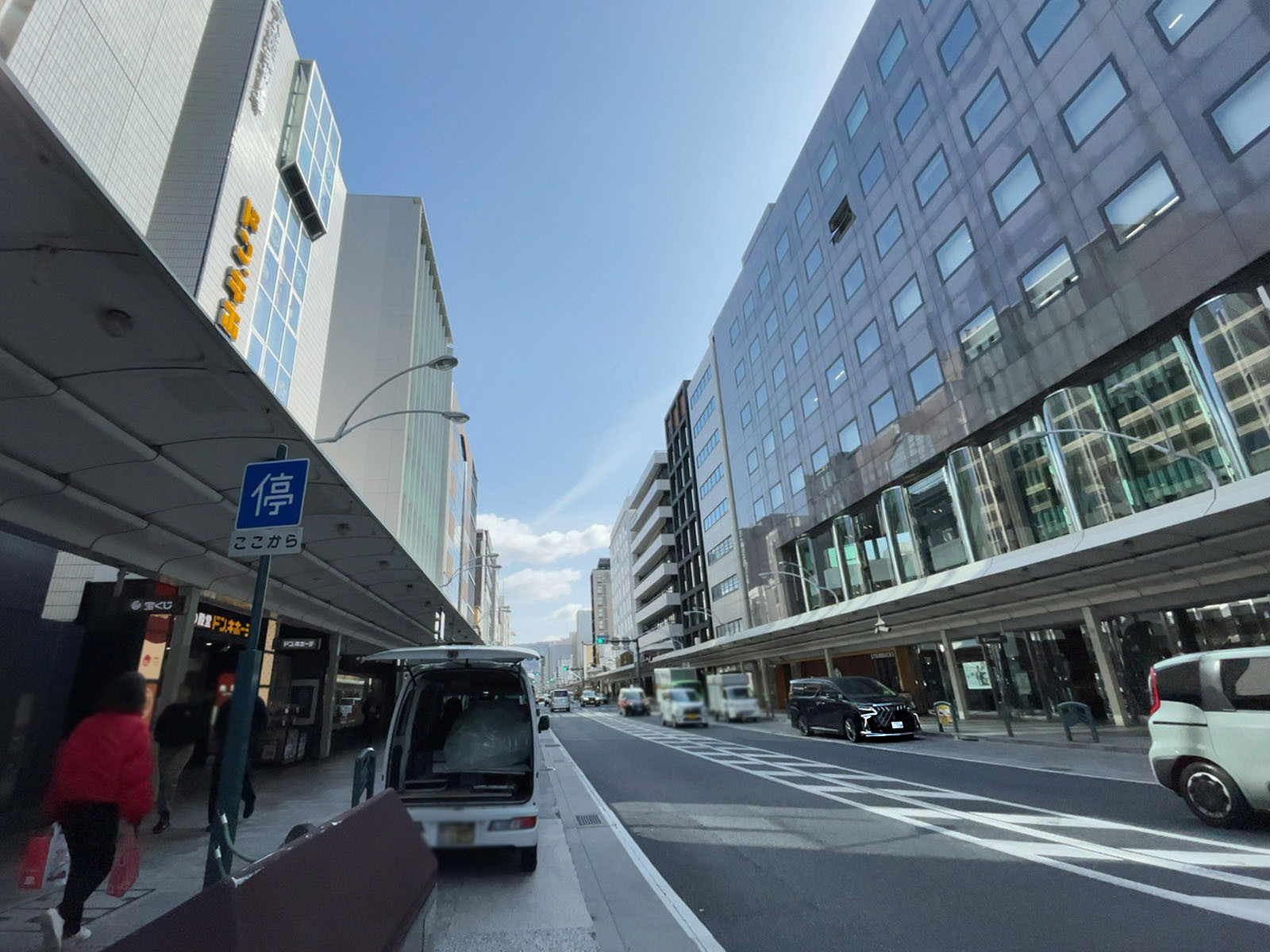 京都フコク生命四条柳馬場ビル前面の通り