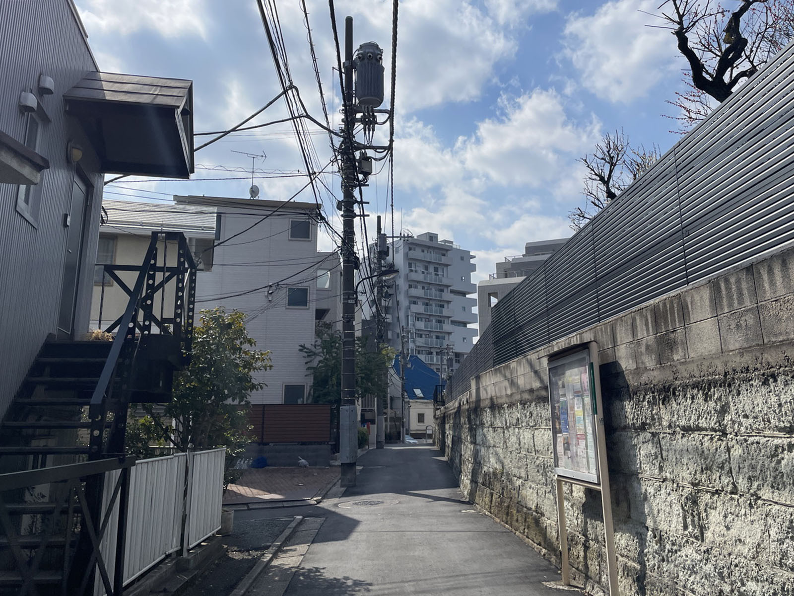 cozy千駄ヶ谷前面の通り