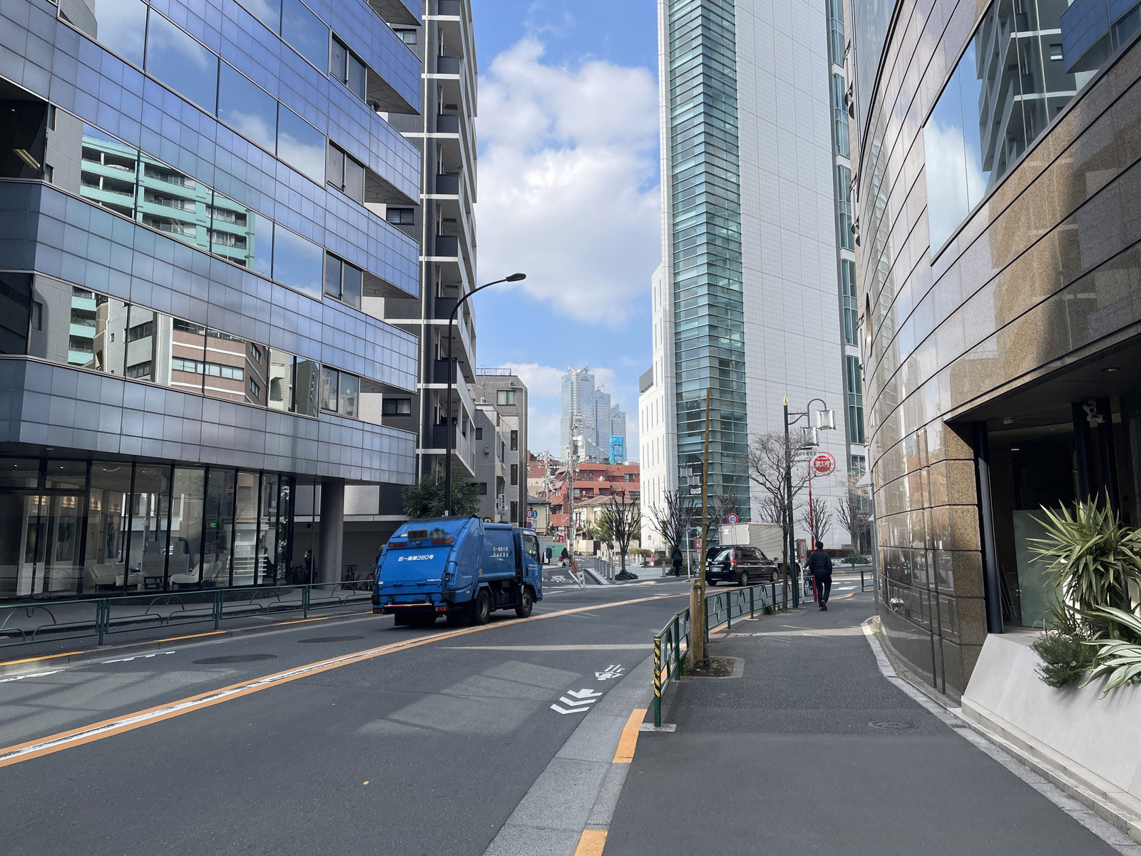 大和代々木ビル前面の四谷角筈線