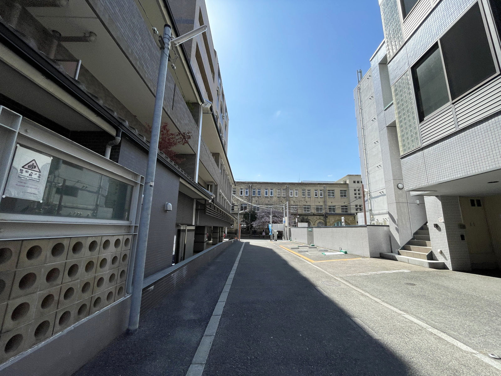 きりん高辻ビル前面の通り