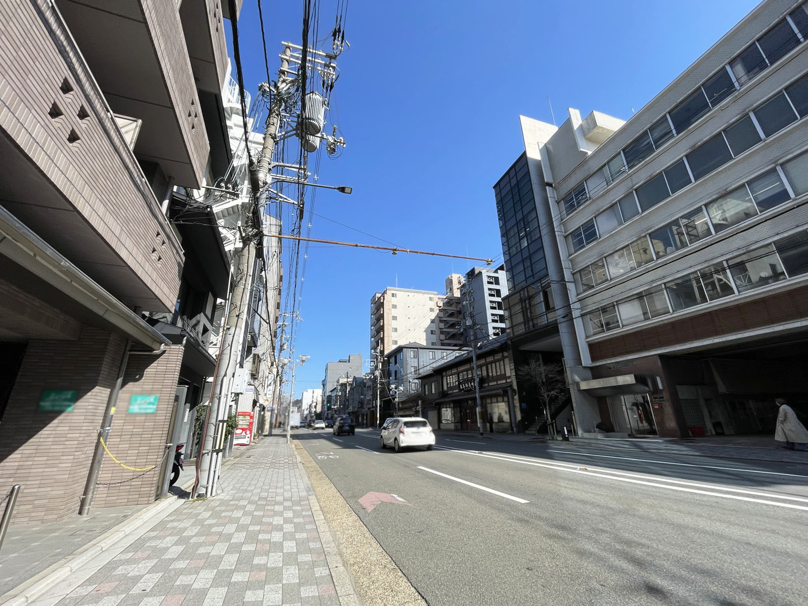 コタニビル前面の通り