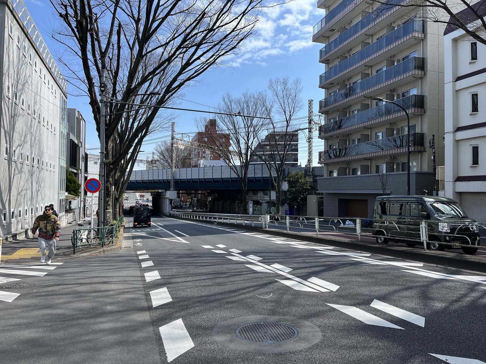 代々木上原ウエストビル前面の井の頭通り