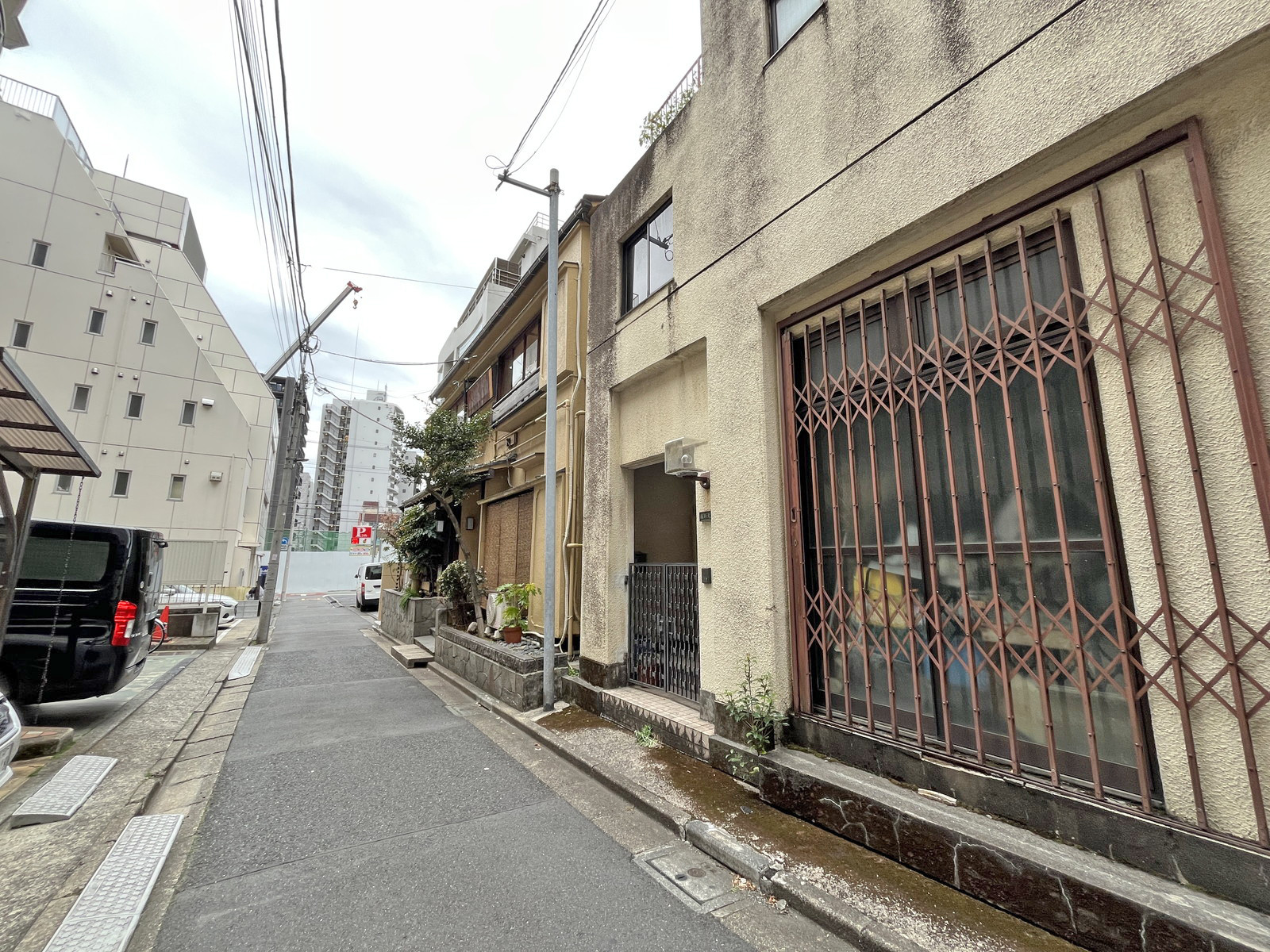 本郷エビヌマビル前面通り
