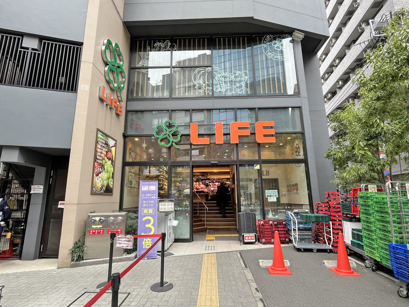 徒歩1分のライフ 本郷三丁目駅前店