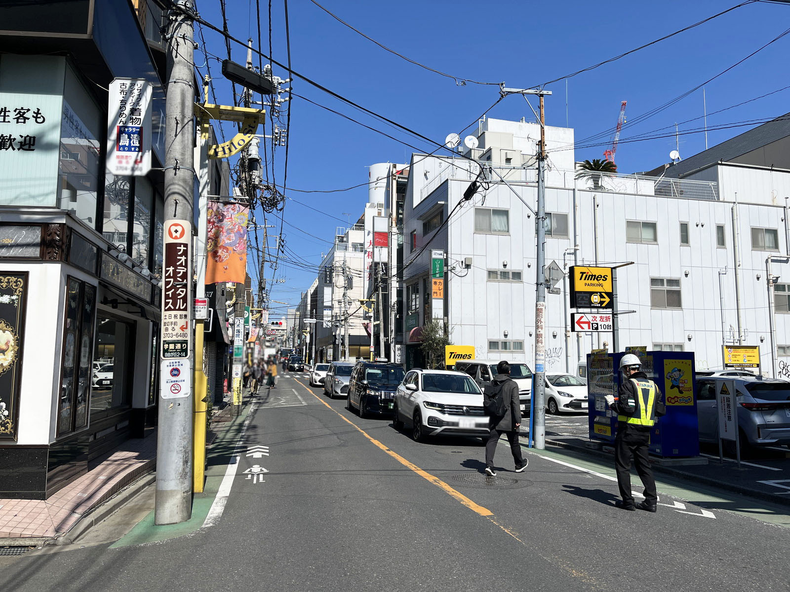 自由が丘フコク生命ビル前面の学園通り