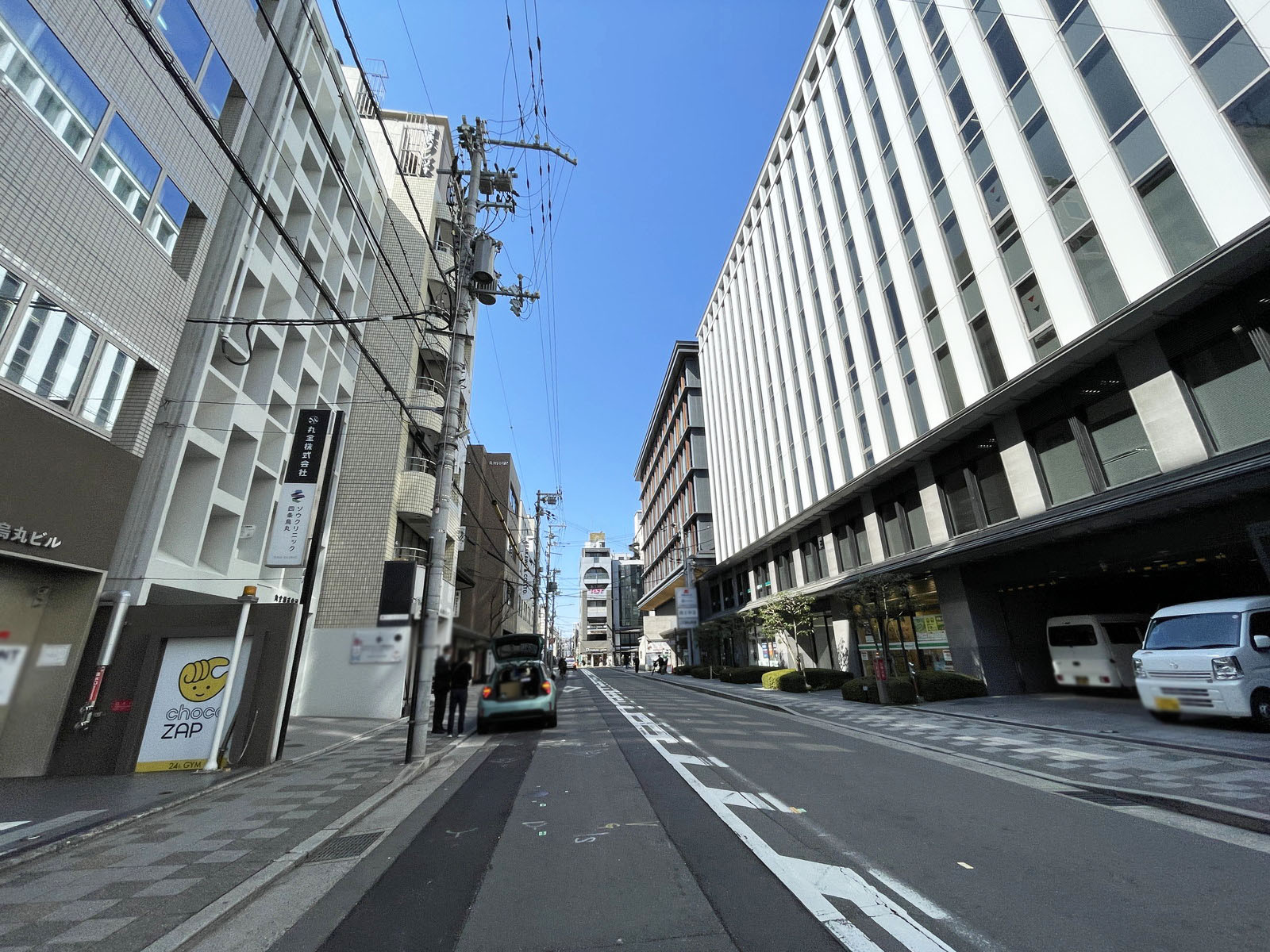 AYA四条烏丸ビル前面の通り
