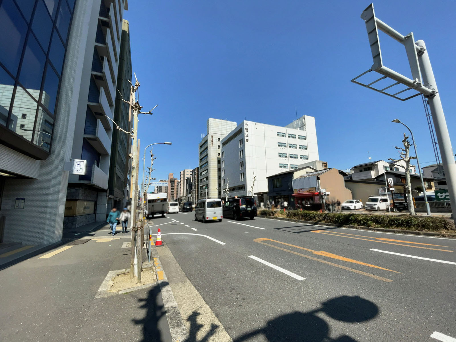 三善ビル前面の通り