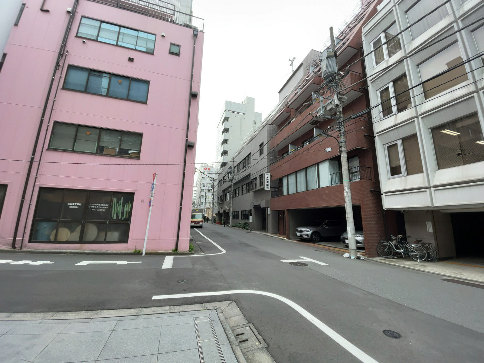 いちご八丁堀ビル前面の通り