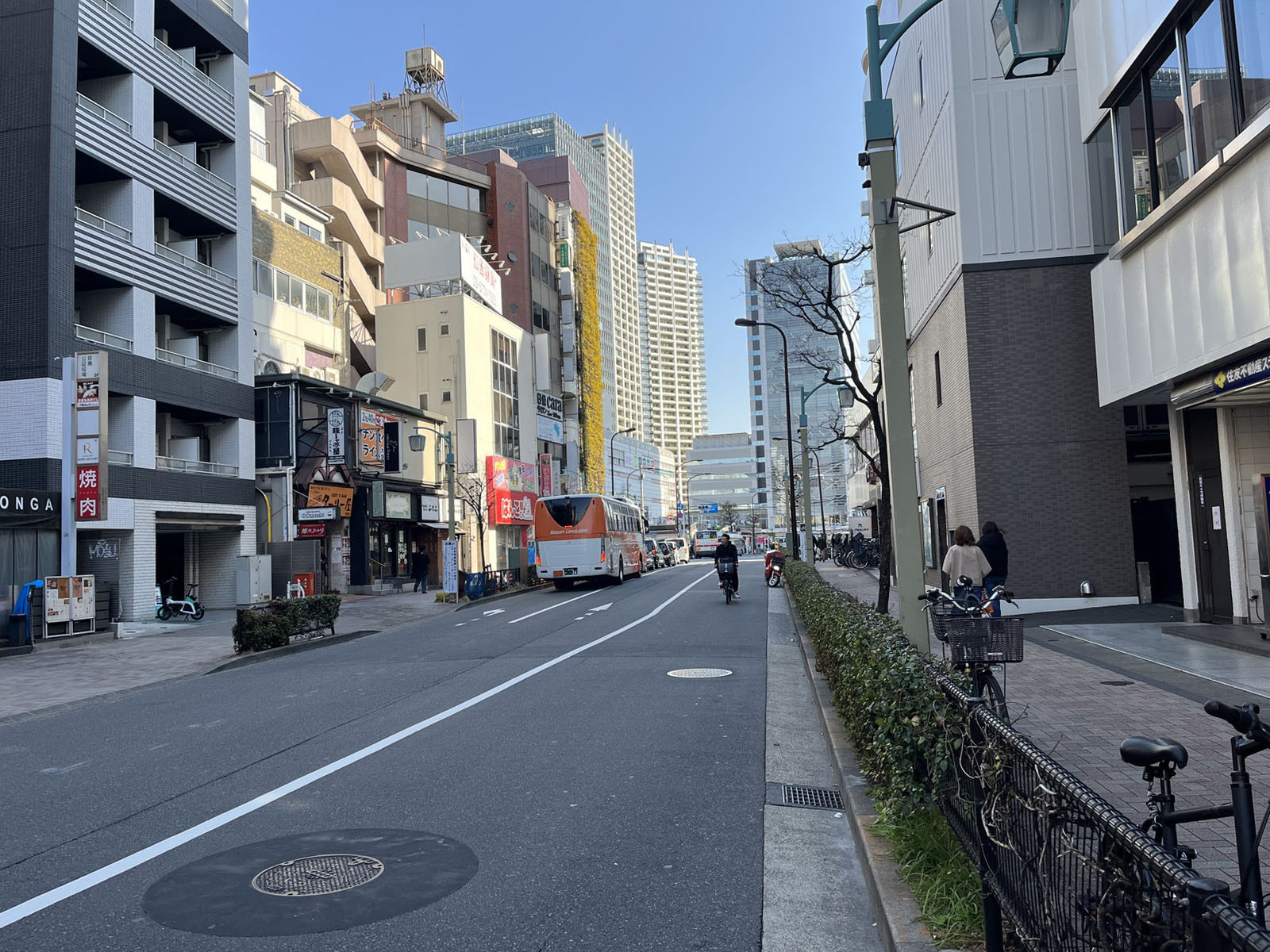 目黒西口マンション2号館前面の目黒三田通り