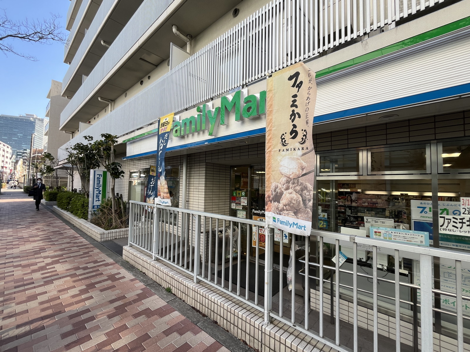 向かいのファミリーマート 目黒三田通り店