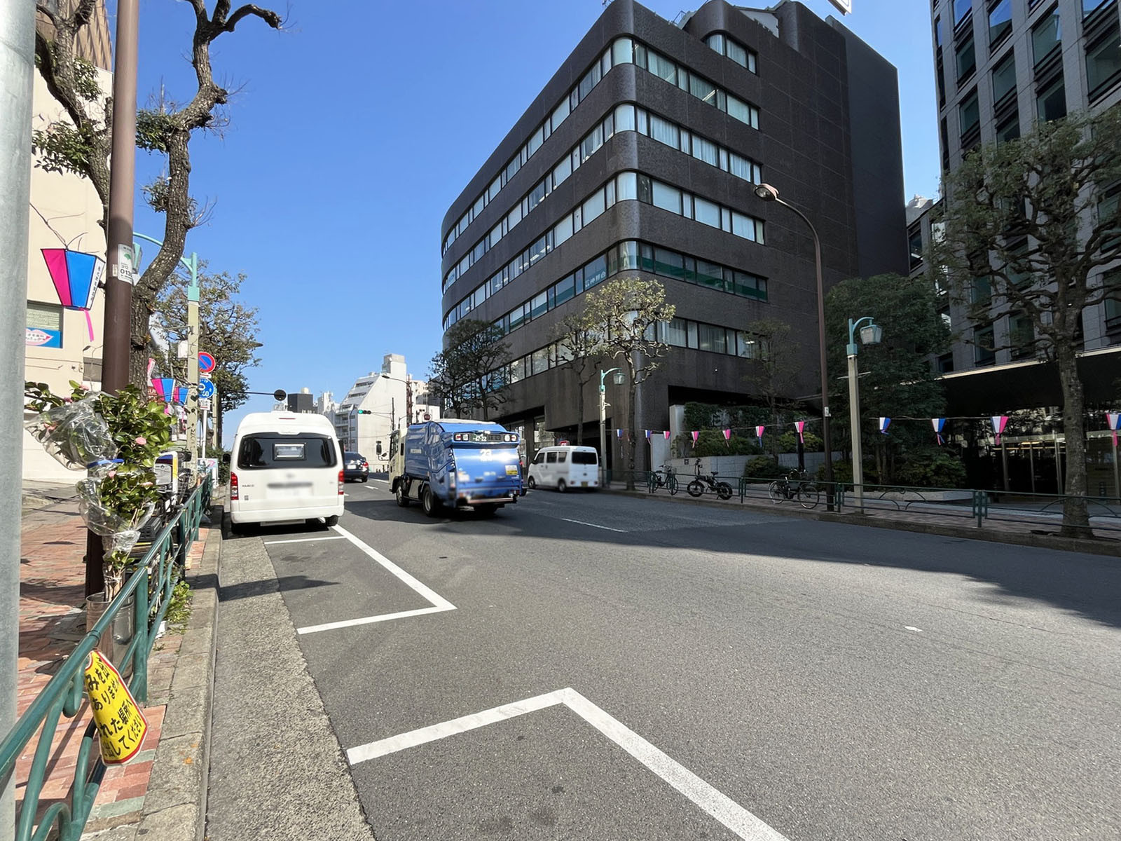 新目黒東急ビル前面の目黒通り