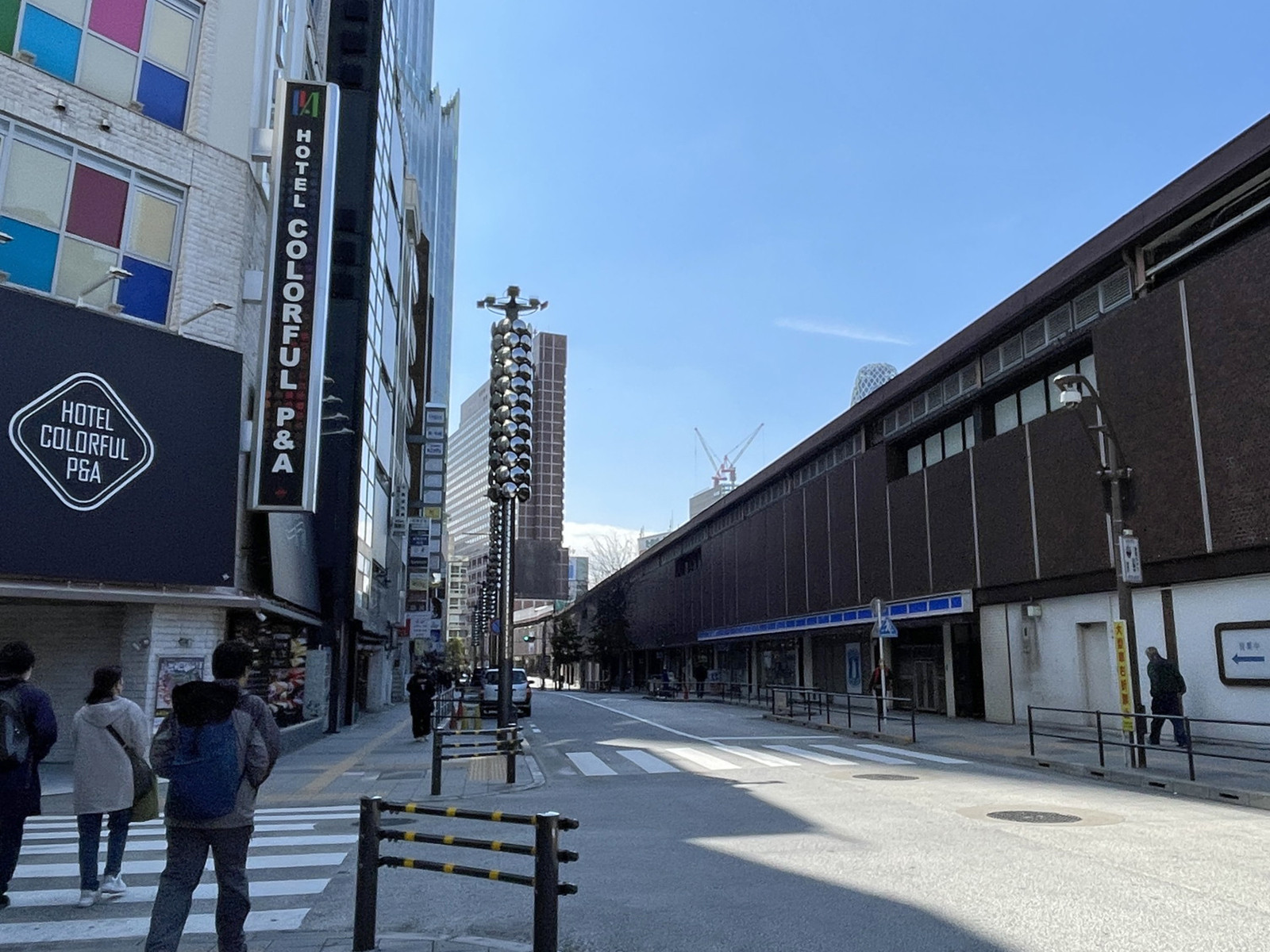 SIL新宿前面の西武新宿駅前通り