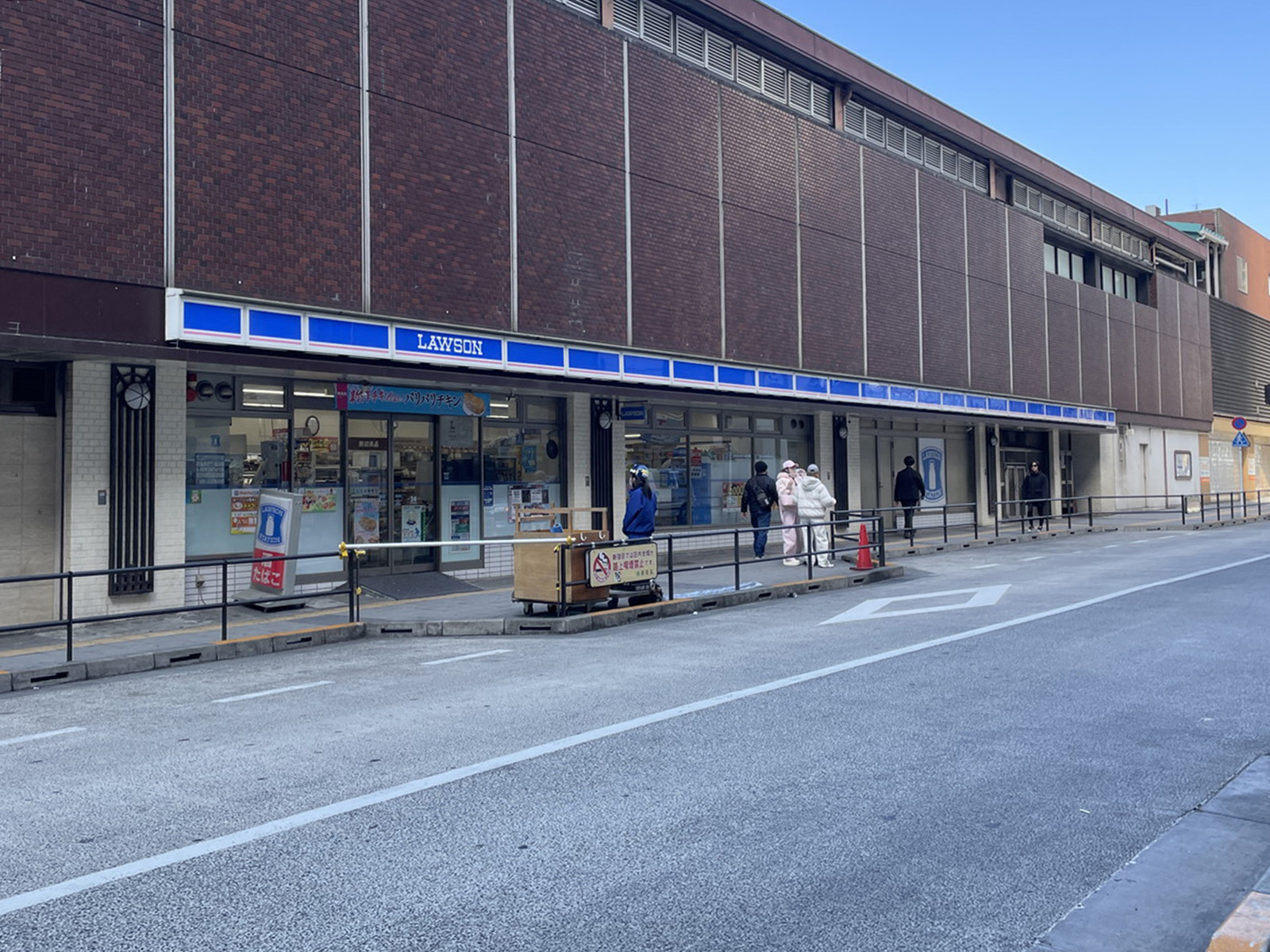 徒歩1分のローソン 西武新宿駅北口店