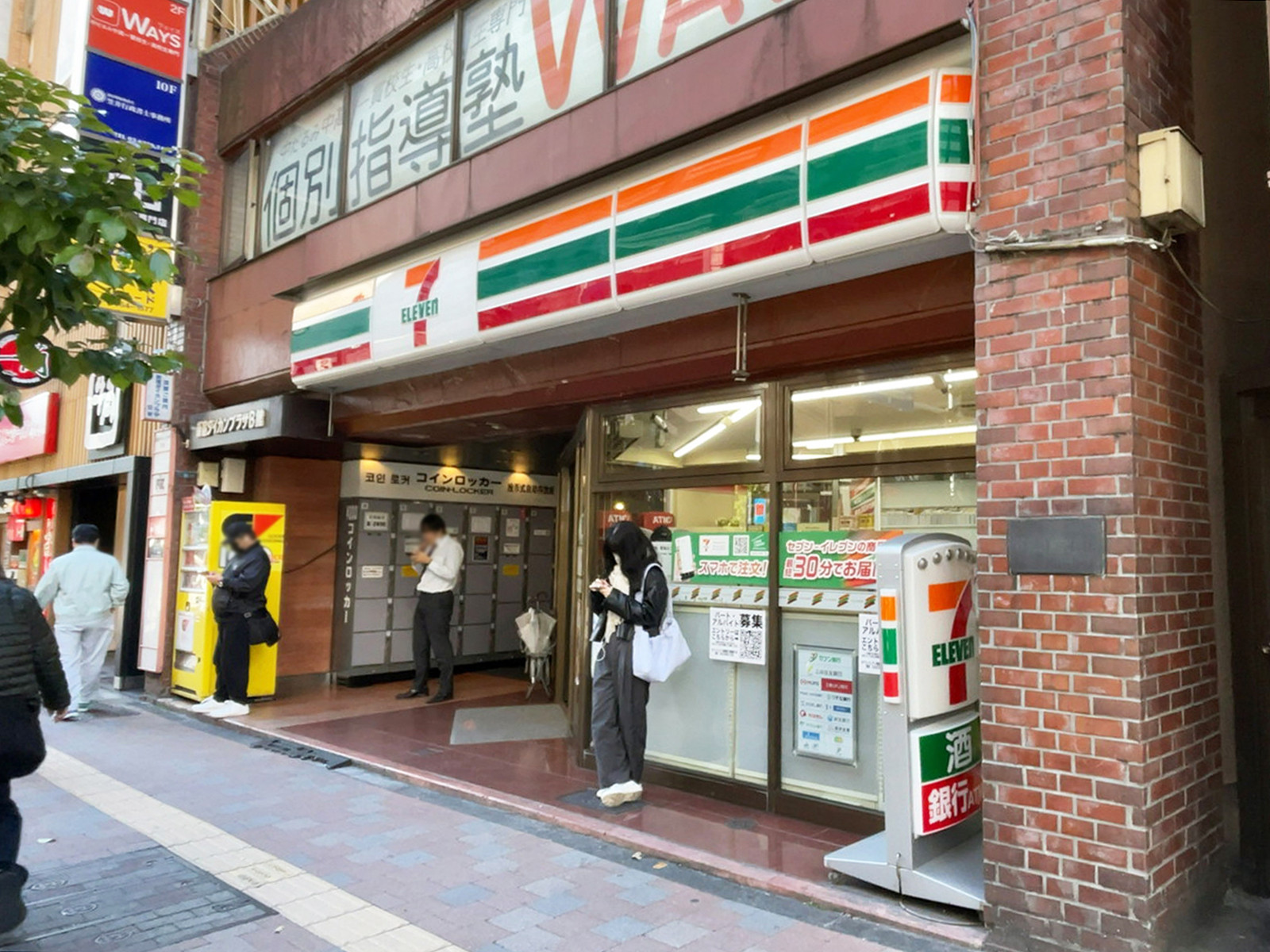 徒歩1分のセブン-イレブン 西新宿小滝橋通り店