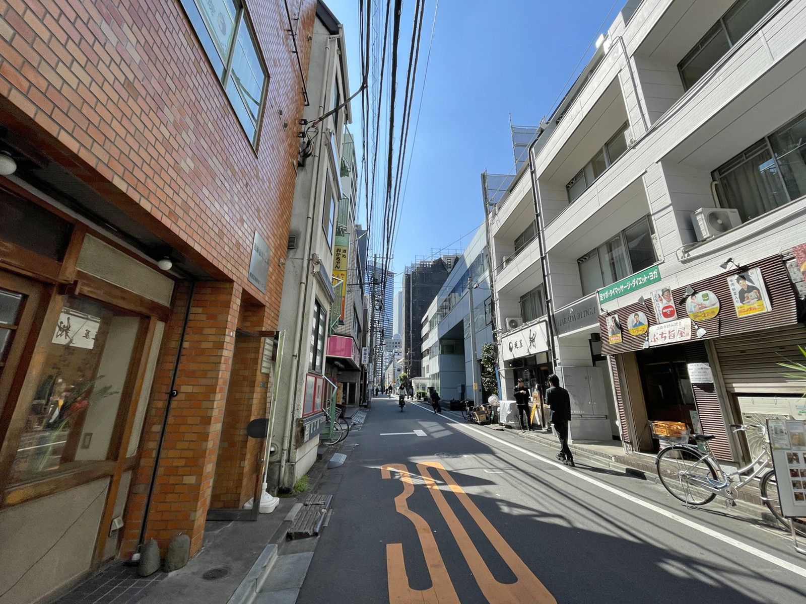 Polar西新宿前面の通り
